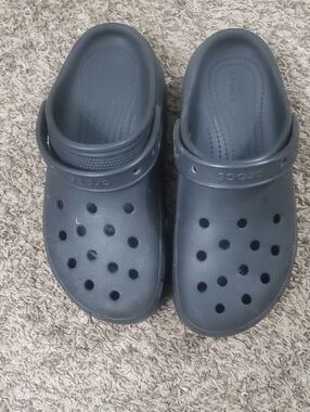 CROCS size J6 in navy/dark blue